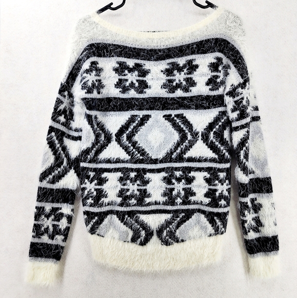 🚨LAST CALL🚨 Express Aztec Fuzzy Knit Sweater Women's Extra Small Soft & Comfy - Picture 7 of 9